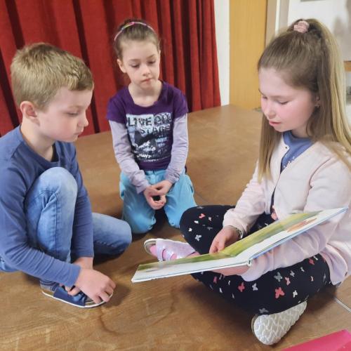 Die Kinder der 4. Klasse lesen der 1. Klasse Bilderbücher vor.