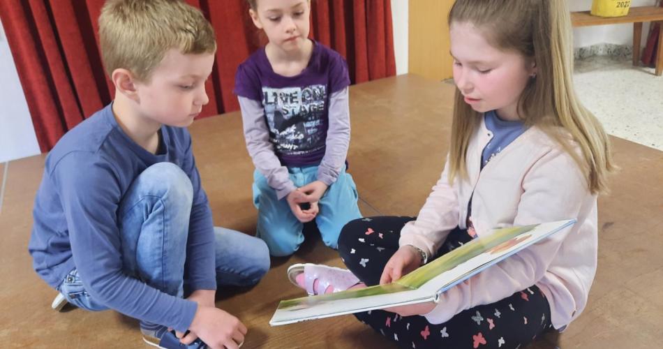 Die Kinder der 4. Klasse lesen der 1. Klasse Bilderbücher vor.